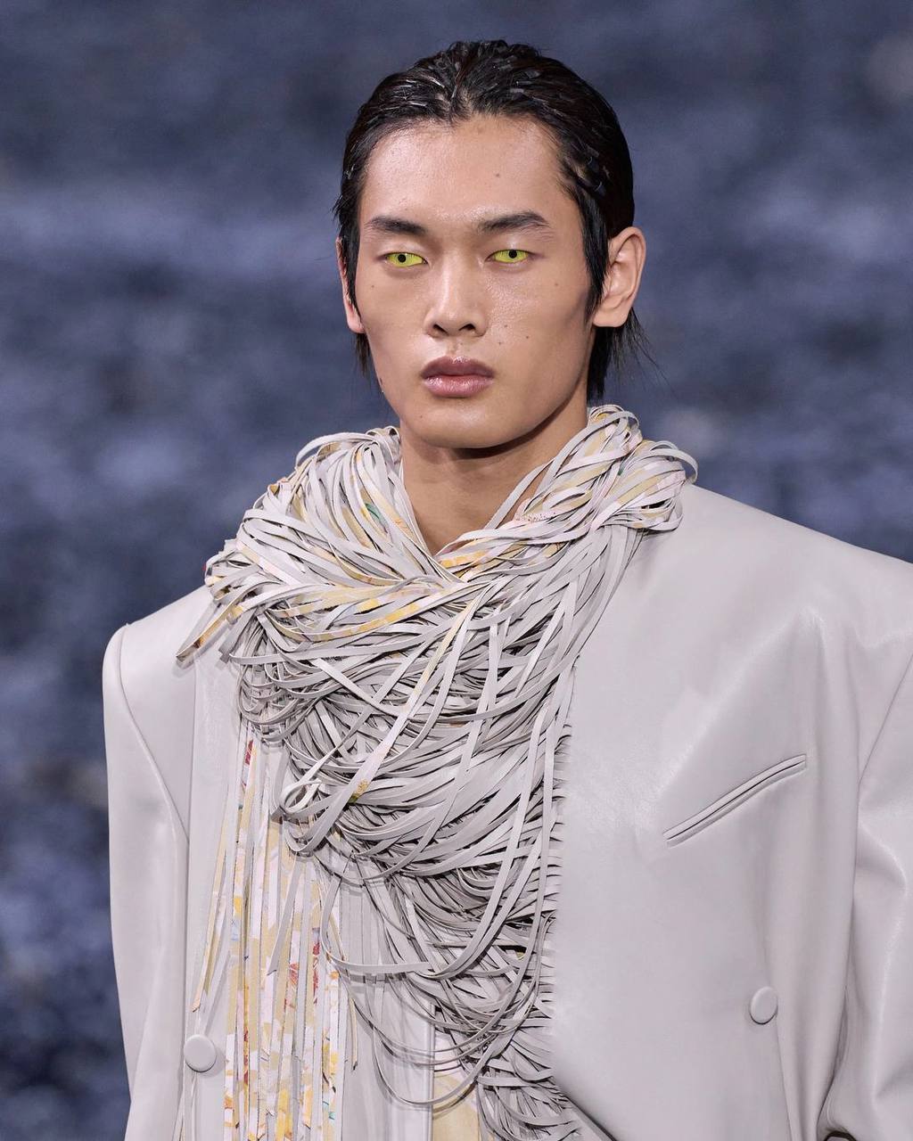 На показе Diesel в Милане модели вышли на подиум в цветных линзах