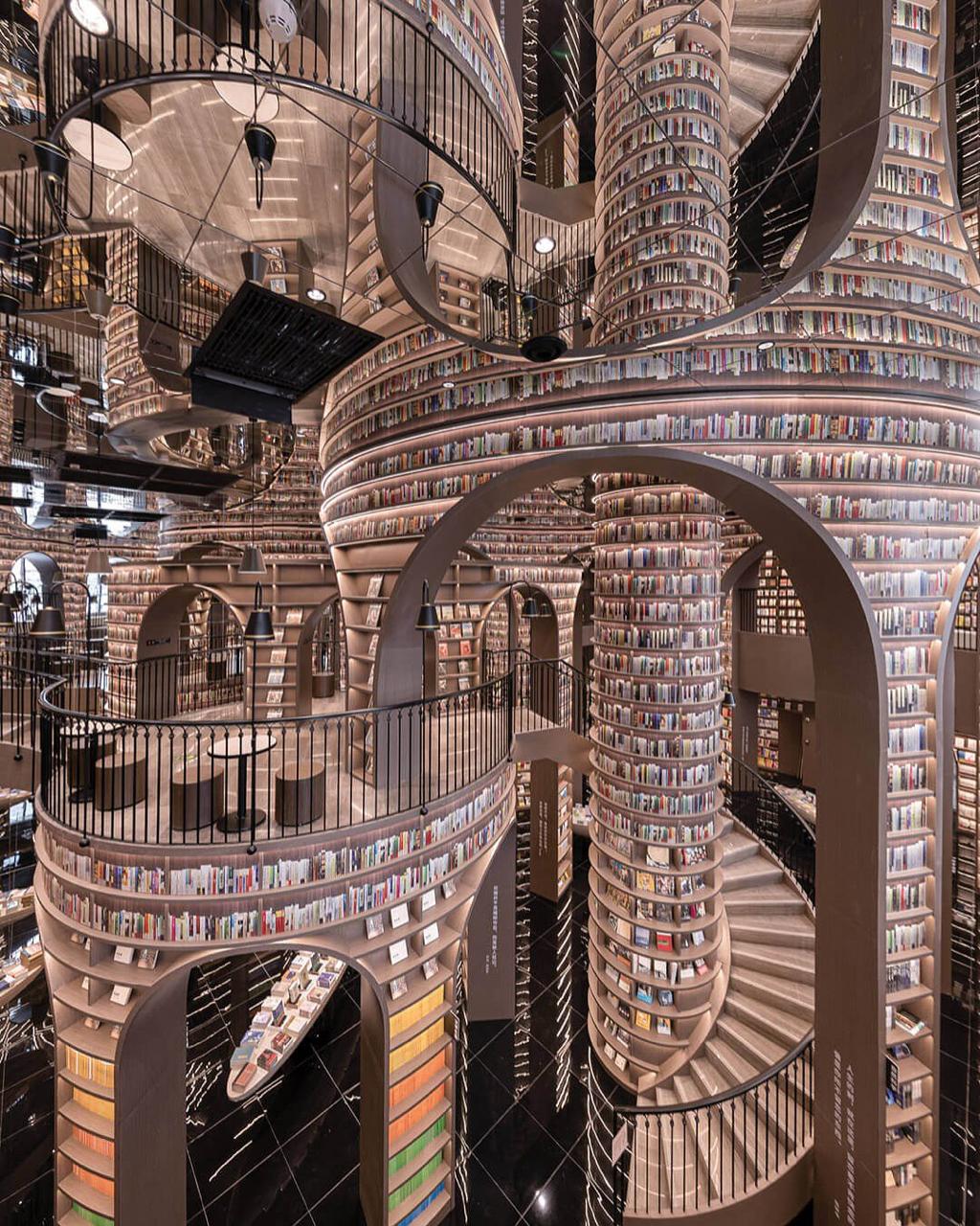 Бесконечный туннель знаний и архитектурное чудо в одном пространстве