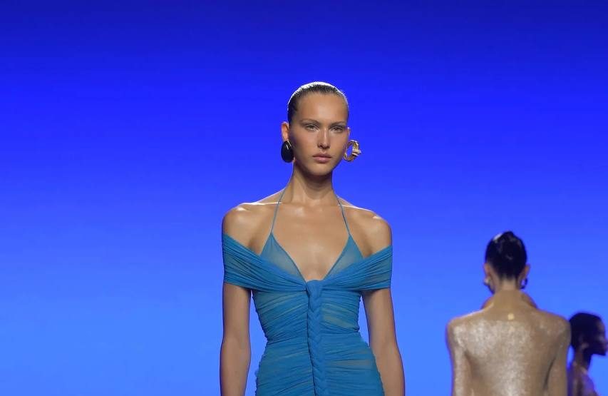 Платья с драпировкой захватывают лето